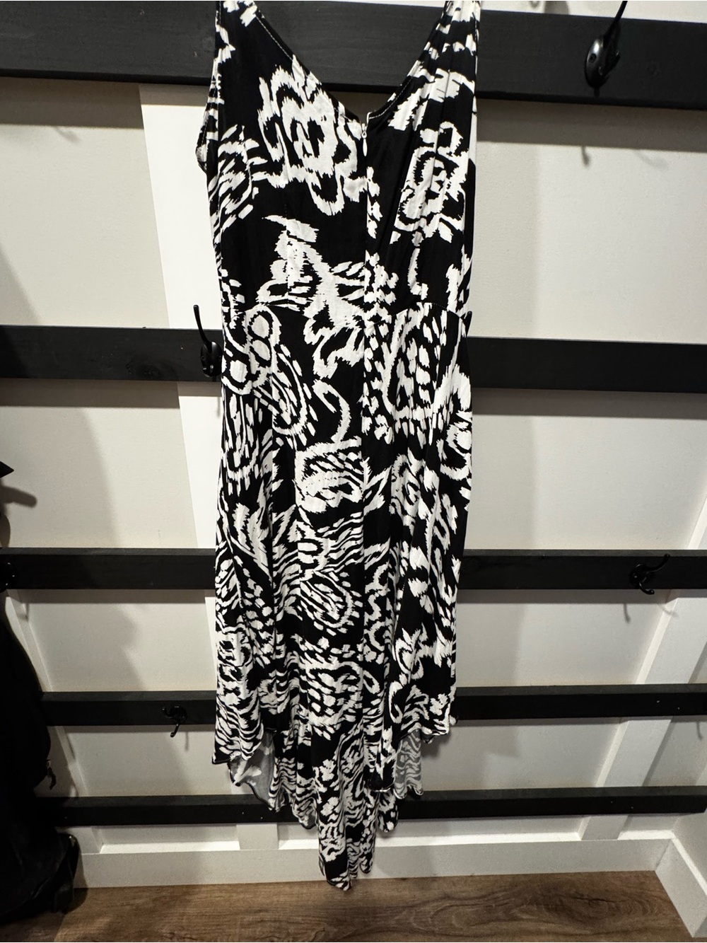 1 STATE Black & White Abstract tapered leg jumpsuit. - Picture 10 of 15